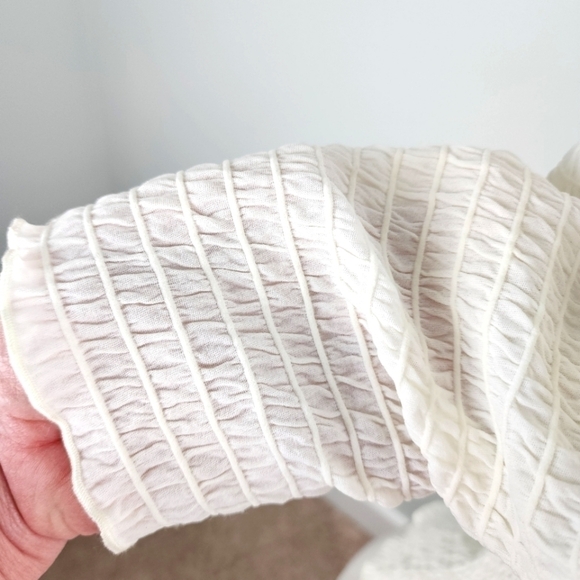 Le Lis Women’s Smocked Stretch Short Sleeve Top Off White Size Medium NWT - Picture 3 of 12